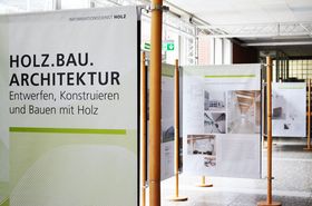 Ein Ausstellungsraum voller Informationstafeln.