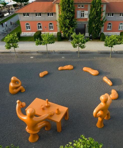 Drohnenaufnahme vom Campus der HTWG: Platz vor der Bibliothek mit orangefarbener Skulptur. Bildnachweis: lovelygiants.