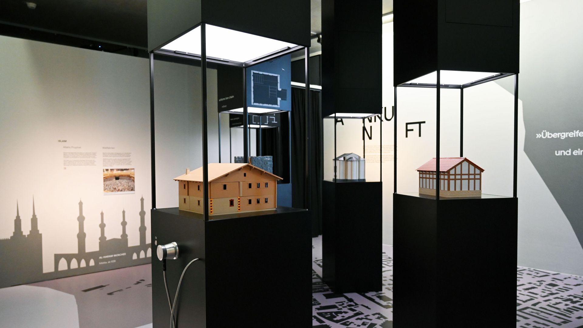 Foto Ausstellung; zu sehen sind Modelle unterschiedlicher religiöser Bauten