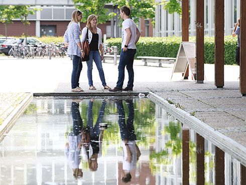 Studentinnen der HTWG Konstanz im Gespräch neben Mensa