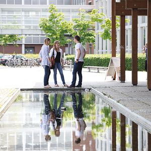 Studentinnen der HTWG Konstanz im Gespräch neben Mensa