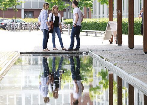 Studentinnen der HTWG Konstanz im Gespräch neben Mensa