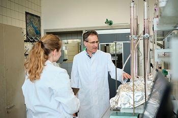 Studierende bei Laborversuchen Umweltchemie