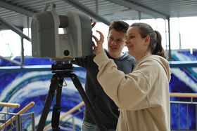 Das Bild zeigt eine Schülerin und einen Schüler beim 3D-Scanning.