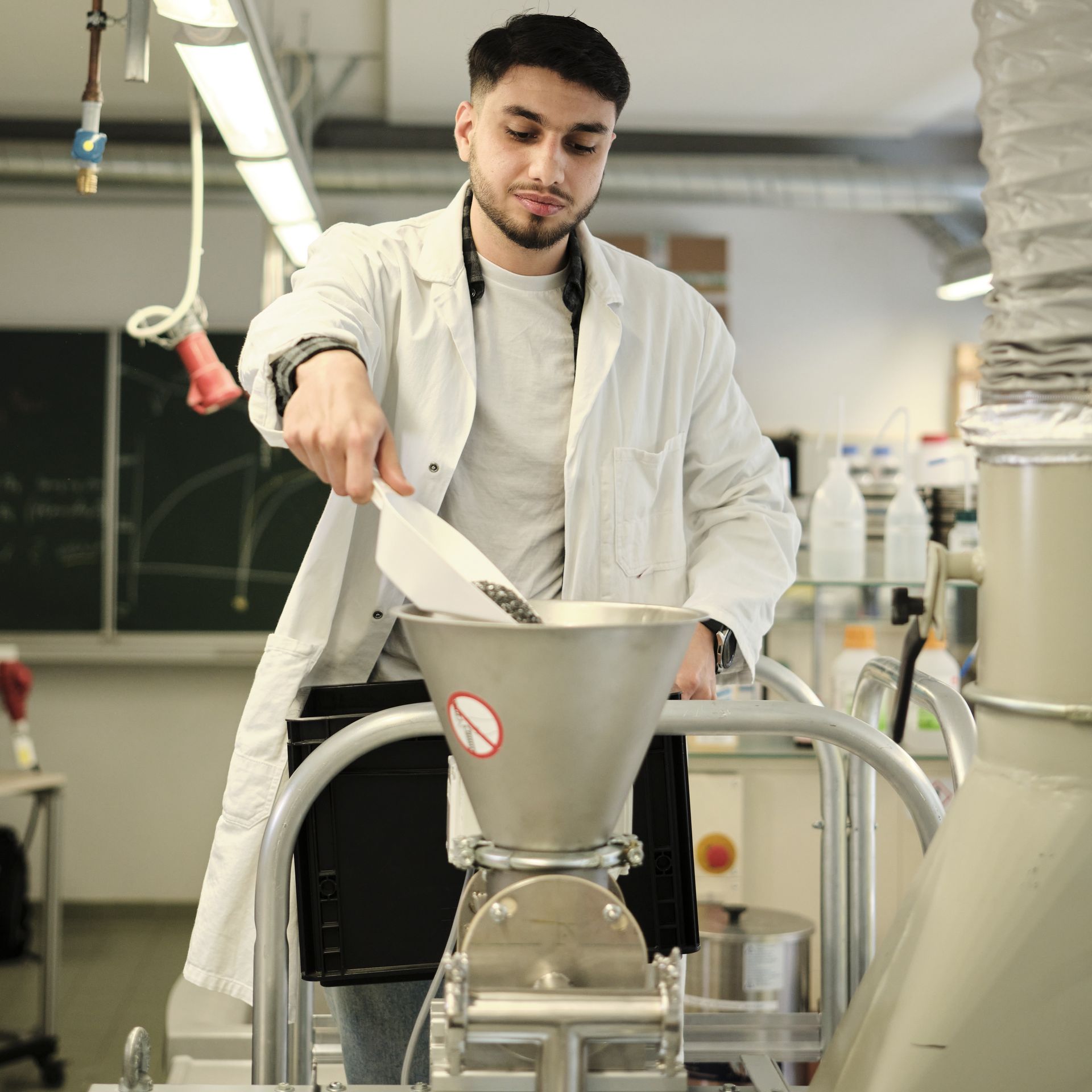 Bild zeigt einen Studenten im Labor