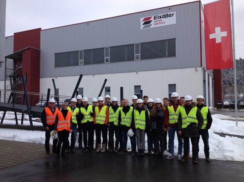 Gruppenfoto vor dem Gebäude der Firma Elsäßer, Betonbauteile in Geisingen im Rahmen einer Exkursion 