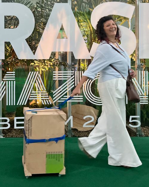 Studentin mit HABITAT Koffer.