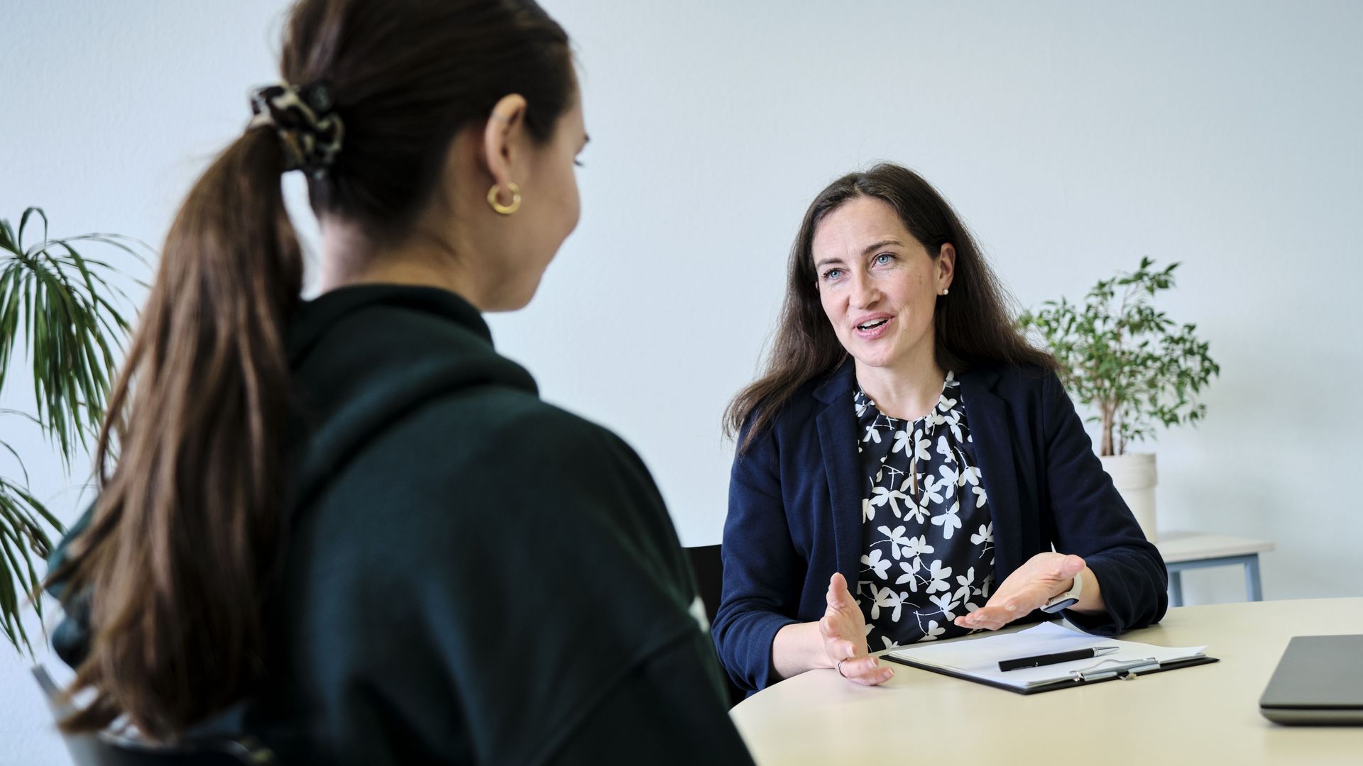 Prüfungsausschussvorsitzende im Gespräch mit einer Studentin