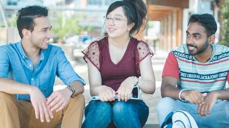 Drei Studierende sitzen an der Strandbar der HTWG Konstanz