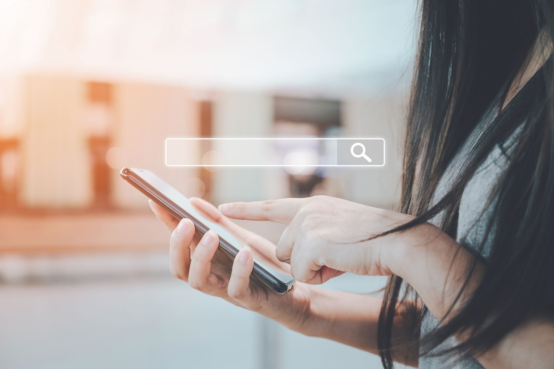 HTWG_Karriereportal_Frau Smartphone Eine Frau tippt auf ihr Smartphone.