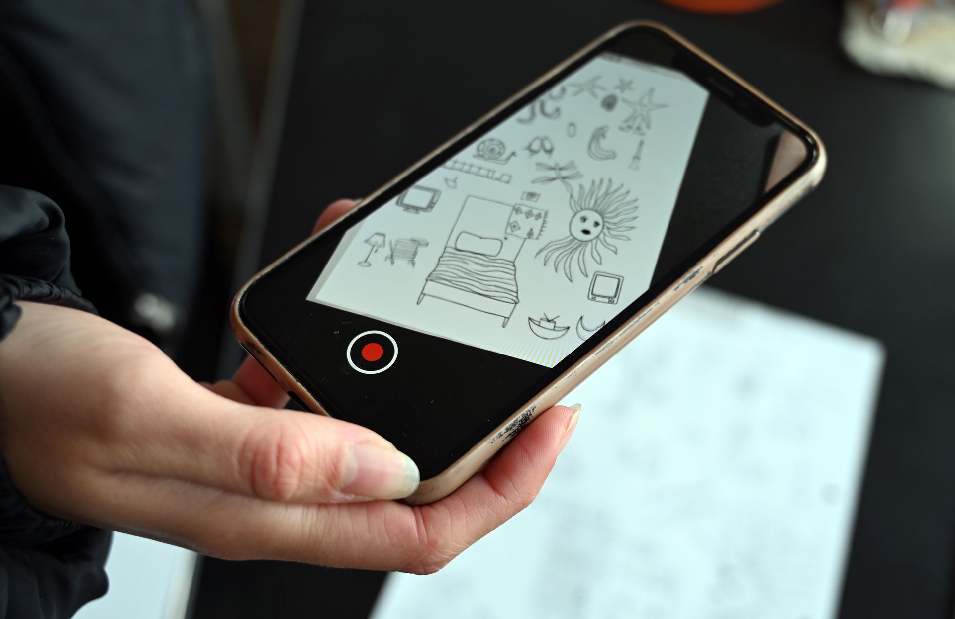 Blick auf ein Handy auf dem eine Animation läuft