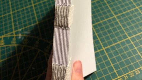Beispielfoto Projekt Buchbinden. Abgebildet ist der Rücken eines selbst gebundenen Buchs.