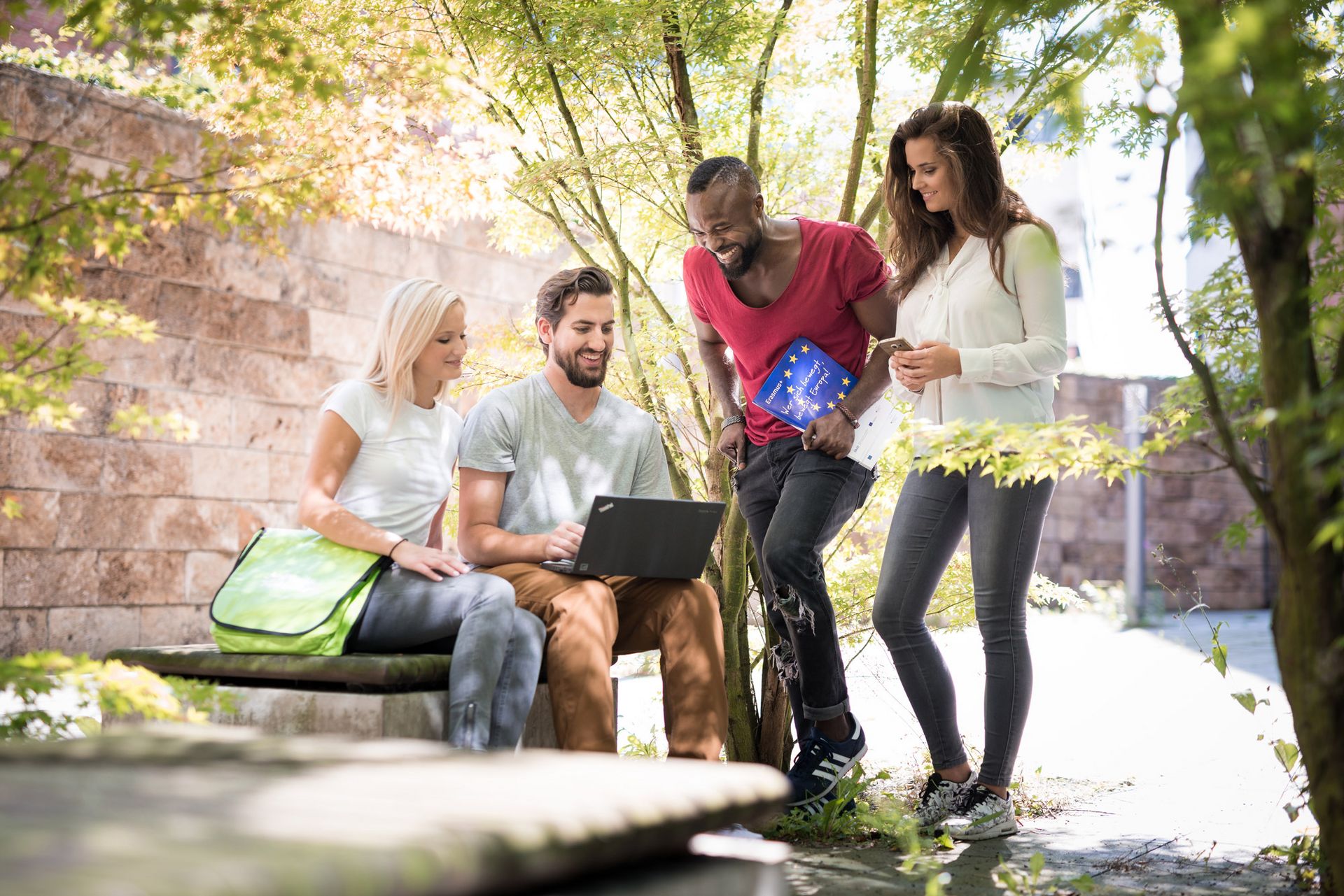 Eine Gruppe Studierender sind Teil vom ERASMUS Programm