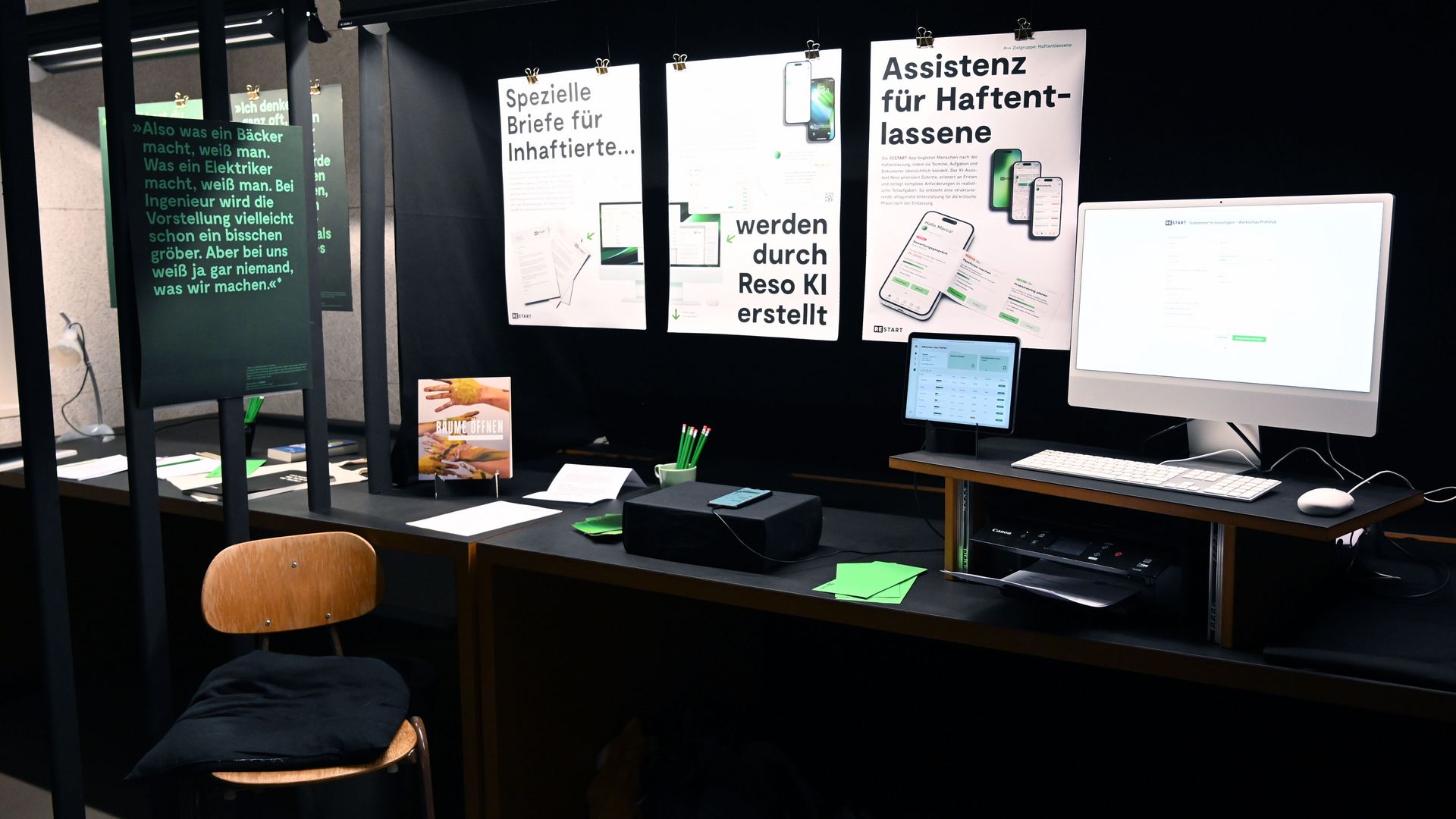 Fotografie aus der Werkschau. Das Bild zeigt eine nachgebaute Gefängniszelle mit Info-Plakaten.