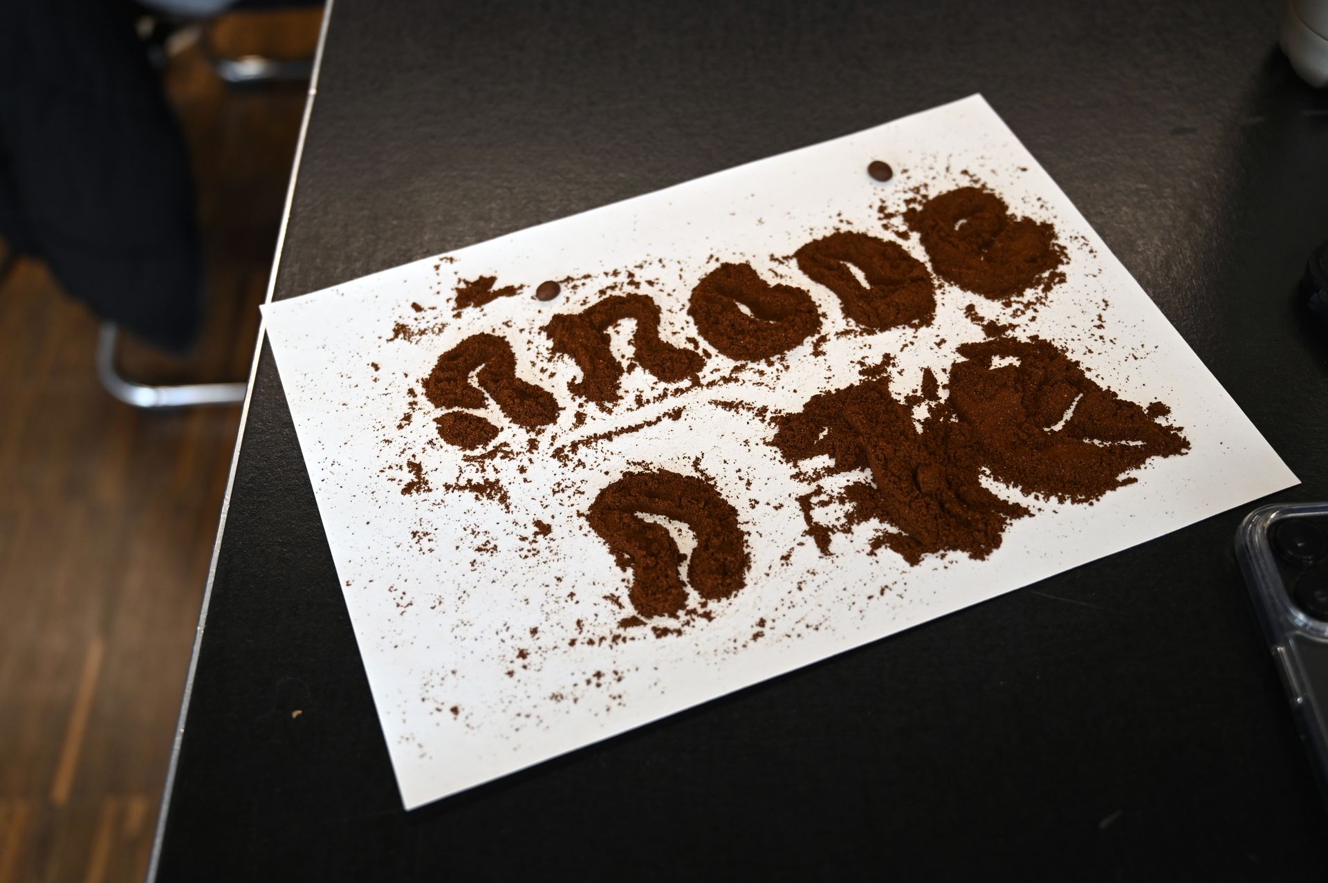 Typografie aus Kaffeepulver