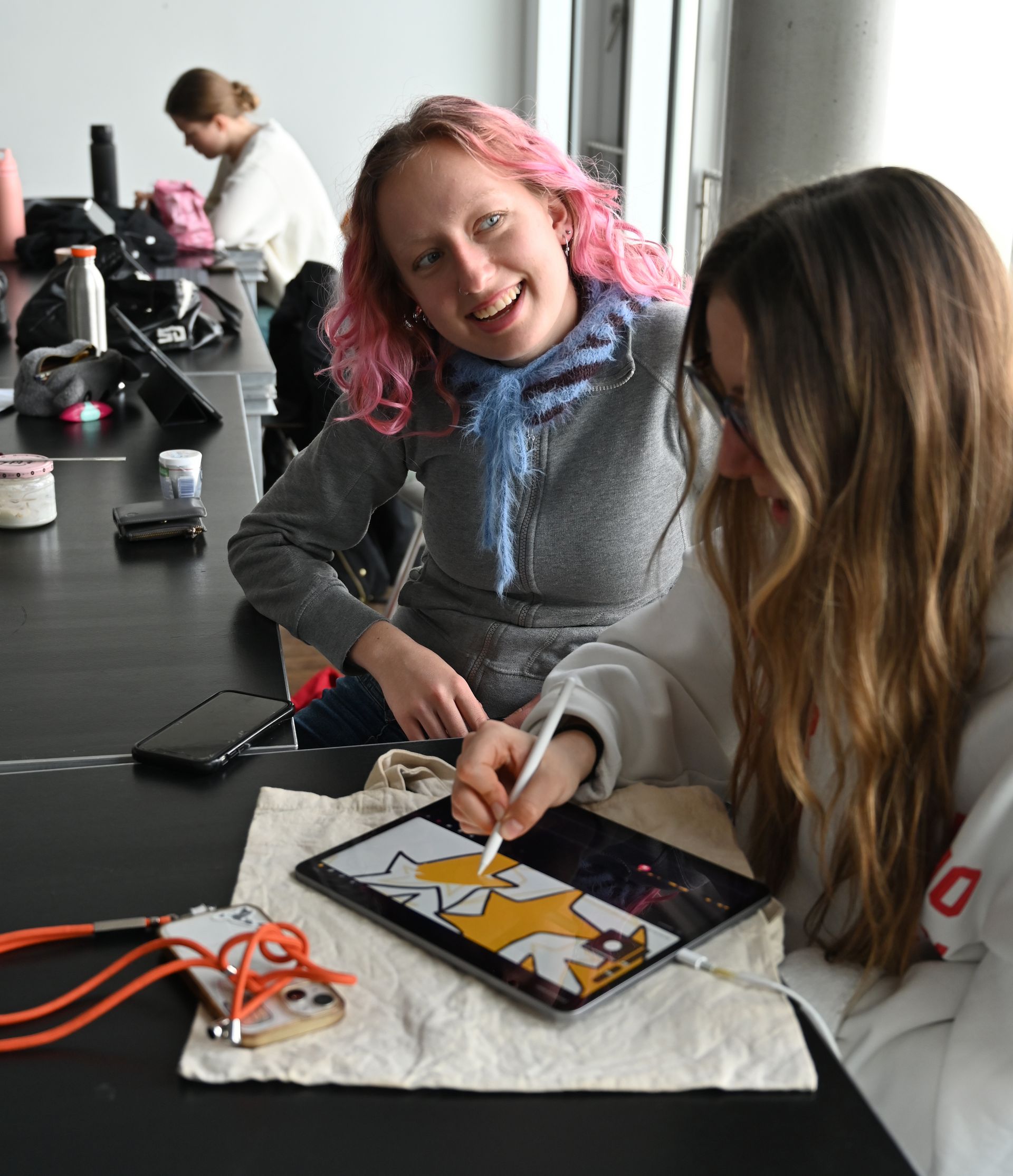 Zwei Studentinnen arbeiten am Ipad