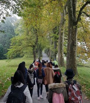 Gruppe der WDT-Student*innen beim Spaziergang auf der Mainau