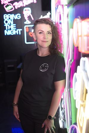 Portrait von Dr. Anna-Maria Nuñez Vega in einem Techno-Club.