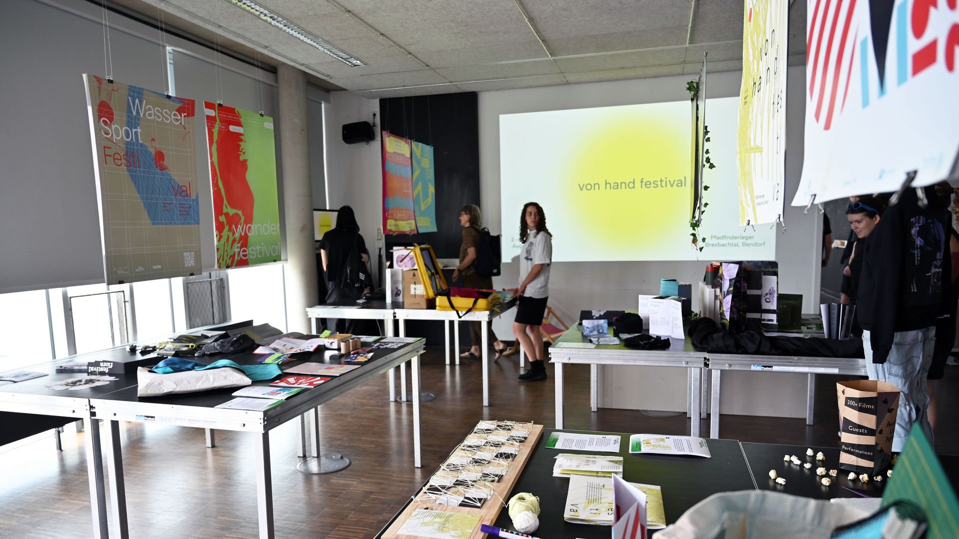 Blick in Ausstellungsraum mit Festivalplakaten