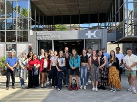 Eine Gruppe internationaler Studierender steht vor dem Rotkreuzmuseum in Genf