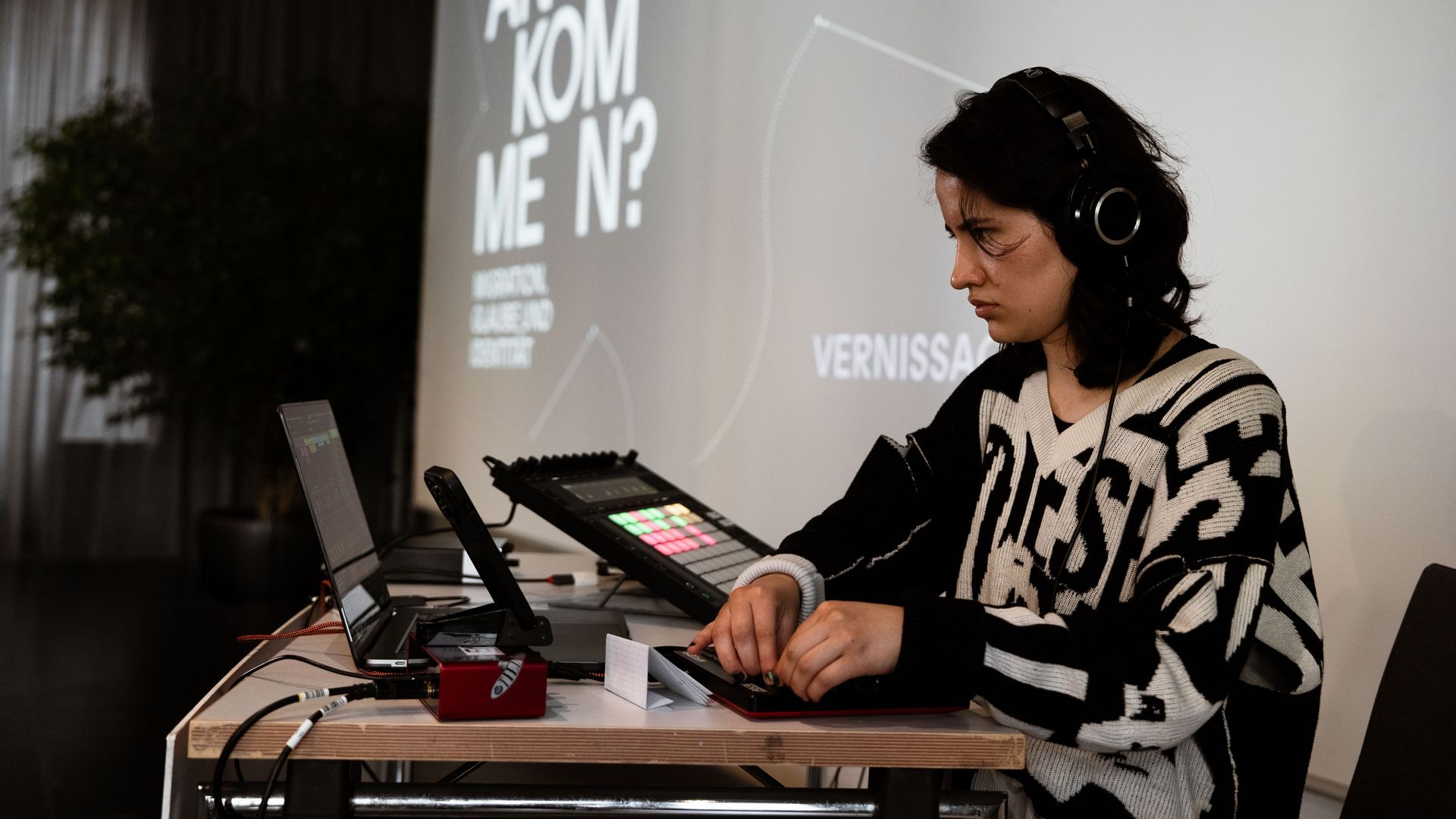 Musikerin am DJ-Pult