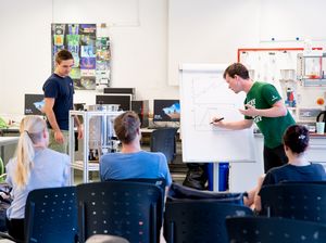 Student*innen im Labor bei Besprechung zu sehen