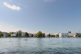 Der Seerhein und das Ufer mit den Gebäuden der HTWG.