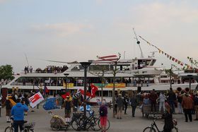 Ein Schiff liegt im Konstanzer Hafen.