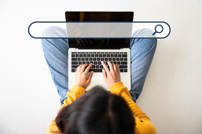 Frau sitzt am Laptop