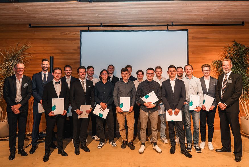 Personengruppe, von denen einige eine Dokumentenmappe vor sich halten