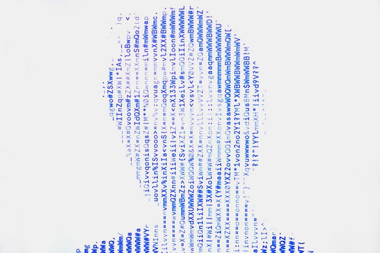 Eine Anordnung von blauen Buchstaben und Ziffern bildet ein Portrait vor weißem Hintergrund.