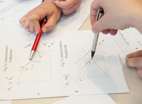 Anonymes Bild. Studierende bei der Auswertung von Diagrammen.