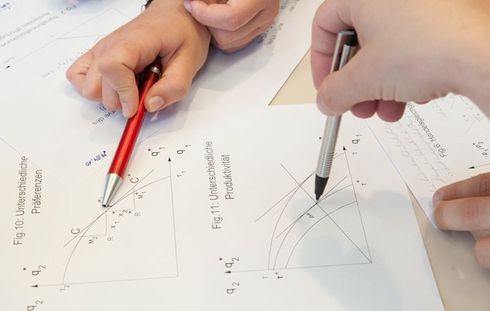 Anonymes Bild. Studierende bei der Auswertung von Diagrammen.