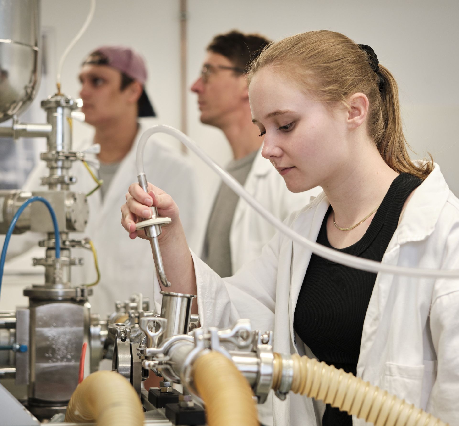 Studierende im Labor