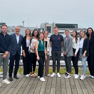 Zehn BWM-Studierende schließen Projekt mit KPMG erfolgreich ab. Foto des Get-together nach der Abschlusspräsentation.