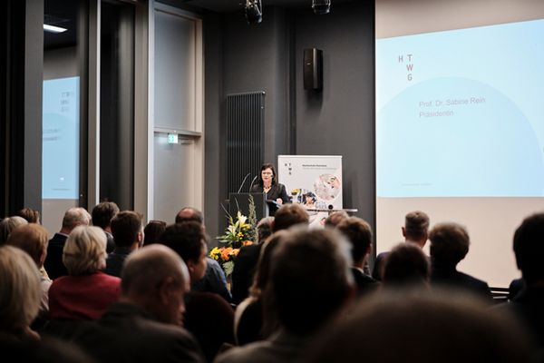 HTWG-Präsidentin Prof. Dr. Sabine Rein steht am Rednerpult vor einem voll besetzten Saal.