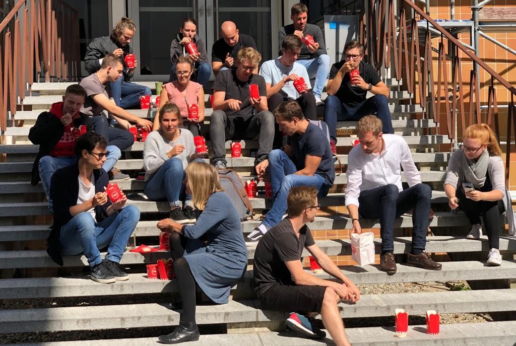 Studenten sitzen auf einer Treppe