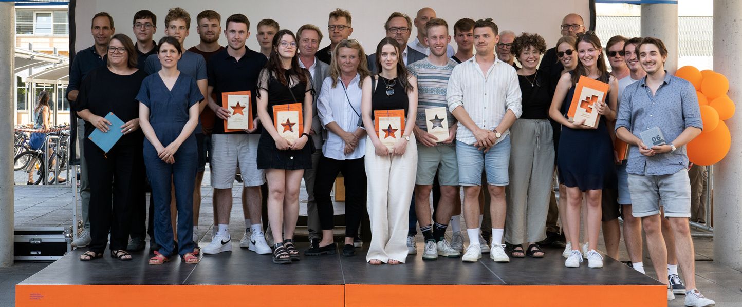 Gruppenfoto der Gewinner*innen der Studienpreise Seestern und Grenzstein 