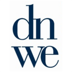 dnwe in blauen Buchstaben.