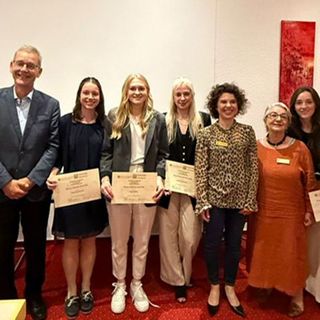 Gruppenfoto mit den Preisträgerinnen, ua den BW-Studentinnen Teresa Gerberich und Leonie Siegmund. Women in Business Leadership Awards. Anerkennungspreis des Zonta Club Hegau-Bodensee.