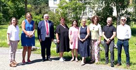 Gruppenbild der Projektverantwortlichen, die in einer Wiese stehen
