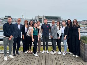 Das Bild zeigt die Studierendengruppe mit Betreuer auf der Dachterrasse des KPMG-Gebäudes