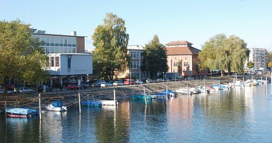Aula und Bibliothek am Seerhein mit Booten