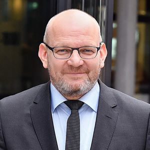 Prof. Dr. Stephan Grüninger, Absolvent der Konstanzer BWL (Diplomstudiengang) Prof. Dr. Stephan Grüninger, Professur Allgemeine BWL mit Schwerpunkt Managerial Economics, Vorsitzender Prüfungsausschuss BW, Direktor KICG, Absolvent des Diplomstudiengnages der Konstanzer BWL