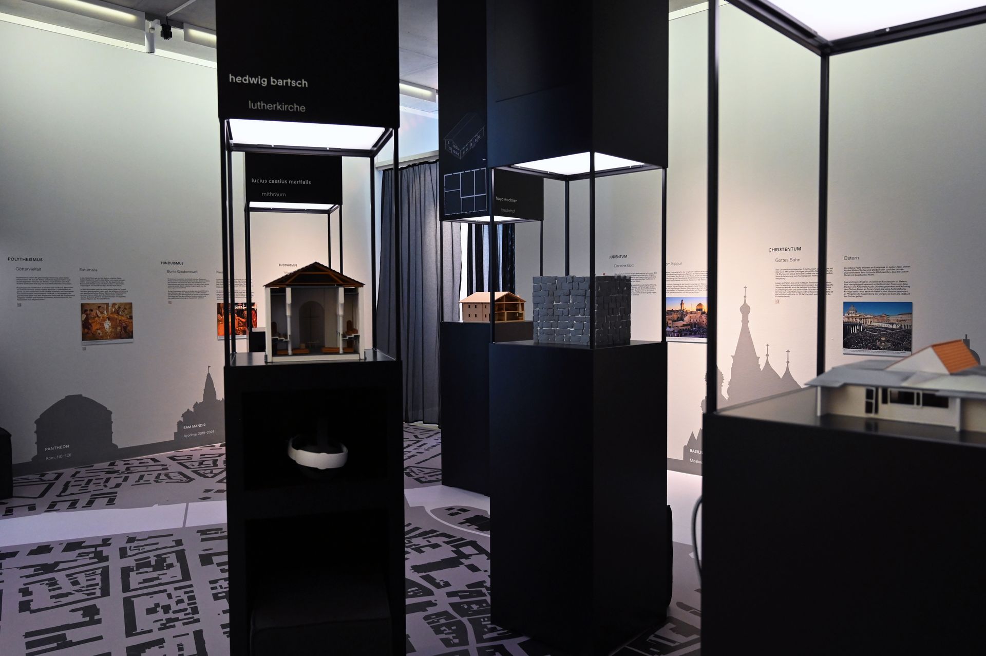 Ausstellungsraum mit Modellen von Gotteshäusern unterschiedlicher Religionen.