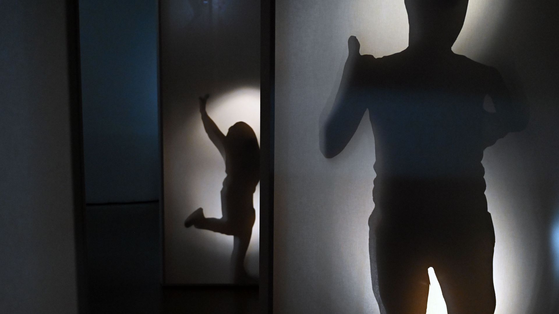 Foto aus der Ausstellung; zu sehen sins Schattenrisse von Personen