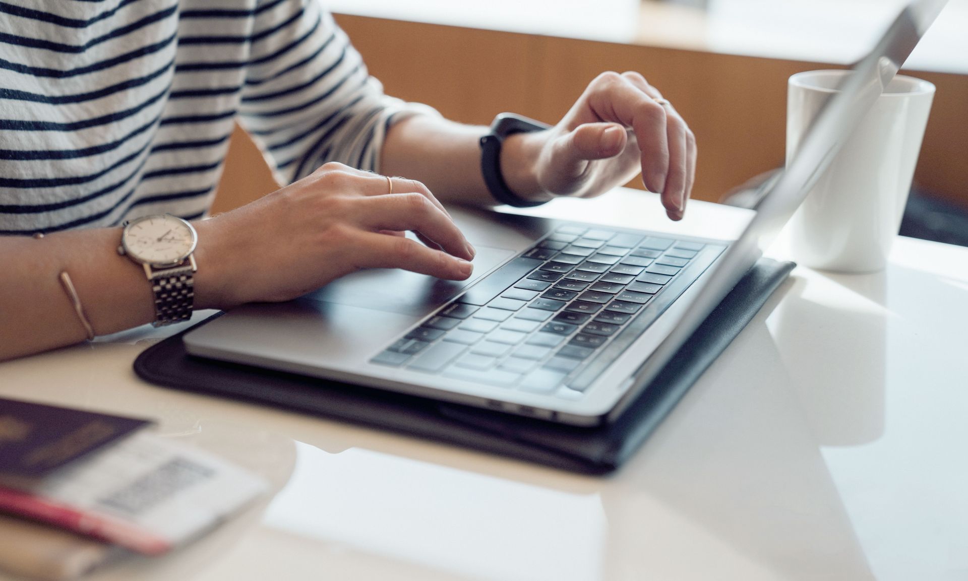 Bild einer Studentin, die an ihrem Laptop arbeitet