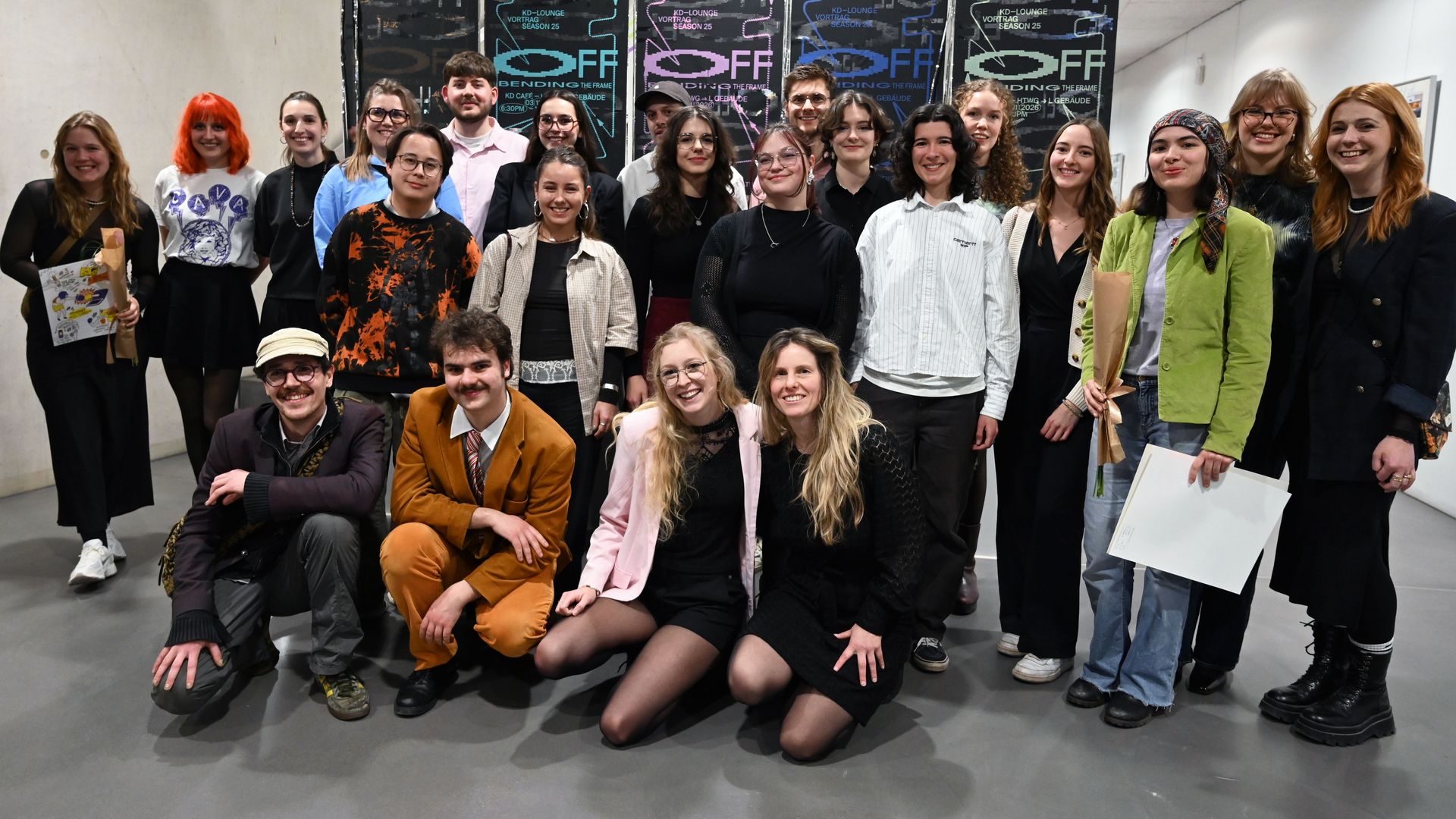 Das Foto zeigt ein Gruppenbild der Absolvent*innen des Wintersemesters 25/26