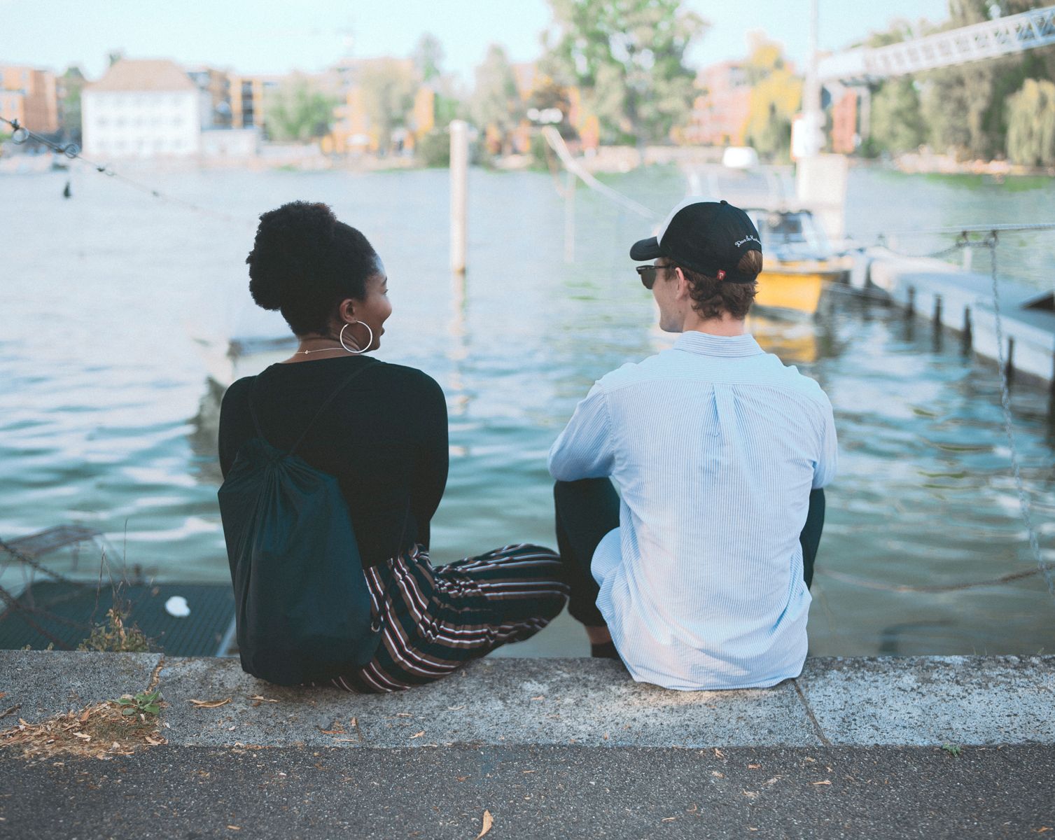 Ein Student und eine Studentin unterhalten sich am Rheinufer