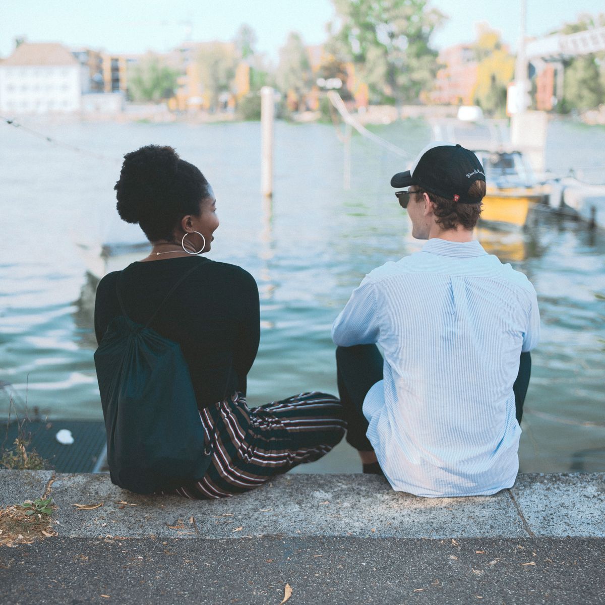 Ein Student und eine Studentin unterhalten sich am Rheinufer